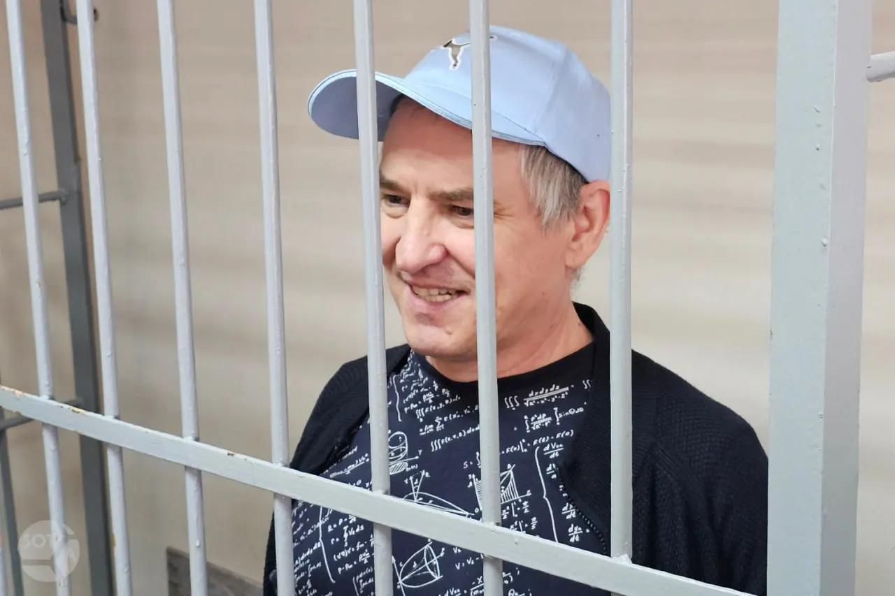 Ленинский районный суд Екатеринбурга признал Алексея Соколова виновным в повторной демонстрации экстремистской символики и назначил два года принудительных работ с удержанием 15% от дохода.