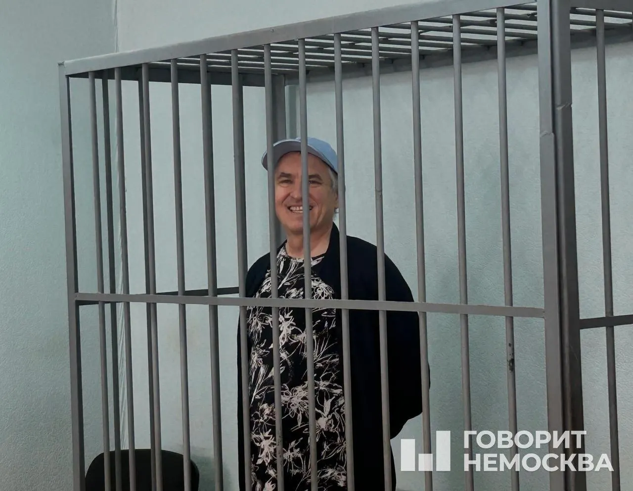 В Ленинском районном суде Екатеринбурга Соколов назвал дело против себя сфабрикованным, связал его с критикой свердловского ГУФСИН и попросил оправдательного приговора и реабилитации. Ему инкриминируют демонстрацию экстремистской символики и расследуют обвинение в государственной измене.