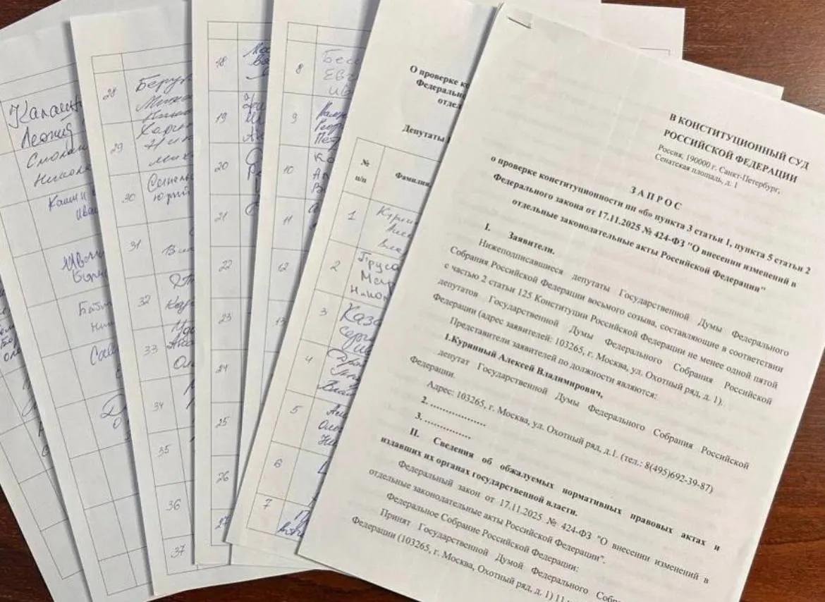 Депутат от Ульяновской области Алексей Куринный собрал 73 подписи за обращение в Конституционный суд о несоответствии закона об обязательной отработке для студентов-медиков; для подачи запроса требовалось 90 подписей.