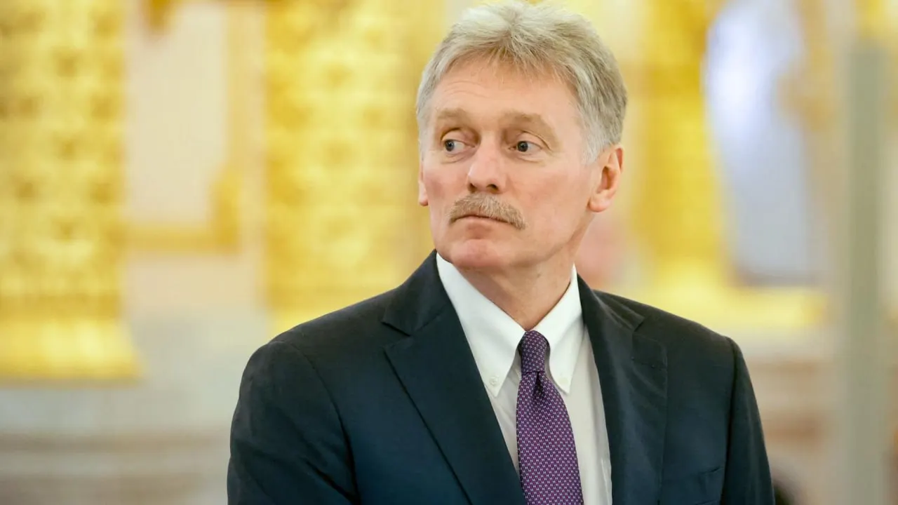Пресс‑секретарь президента заявил, что конфликт в Украине стал полноценной войной из‑за участия западных стран, которые, по его словам, помогают наводить вооружения через спутниковую инфраструктуру; удары по гражданским объектам и энергетике он назвал террористическими.
