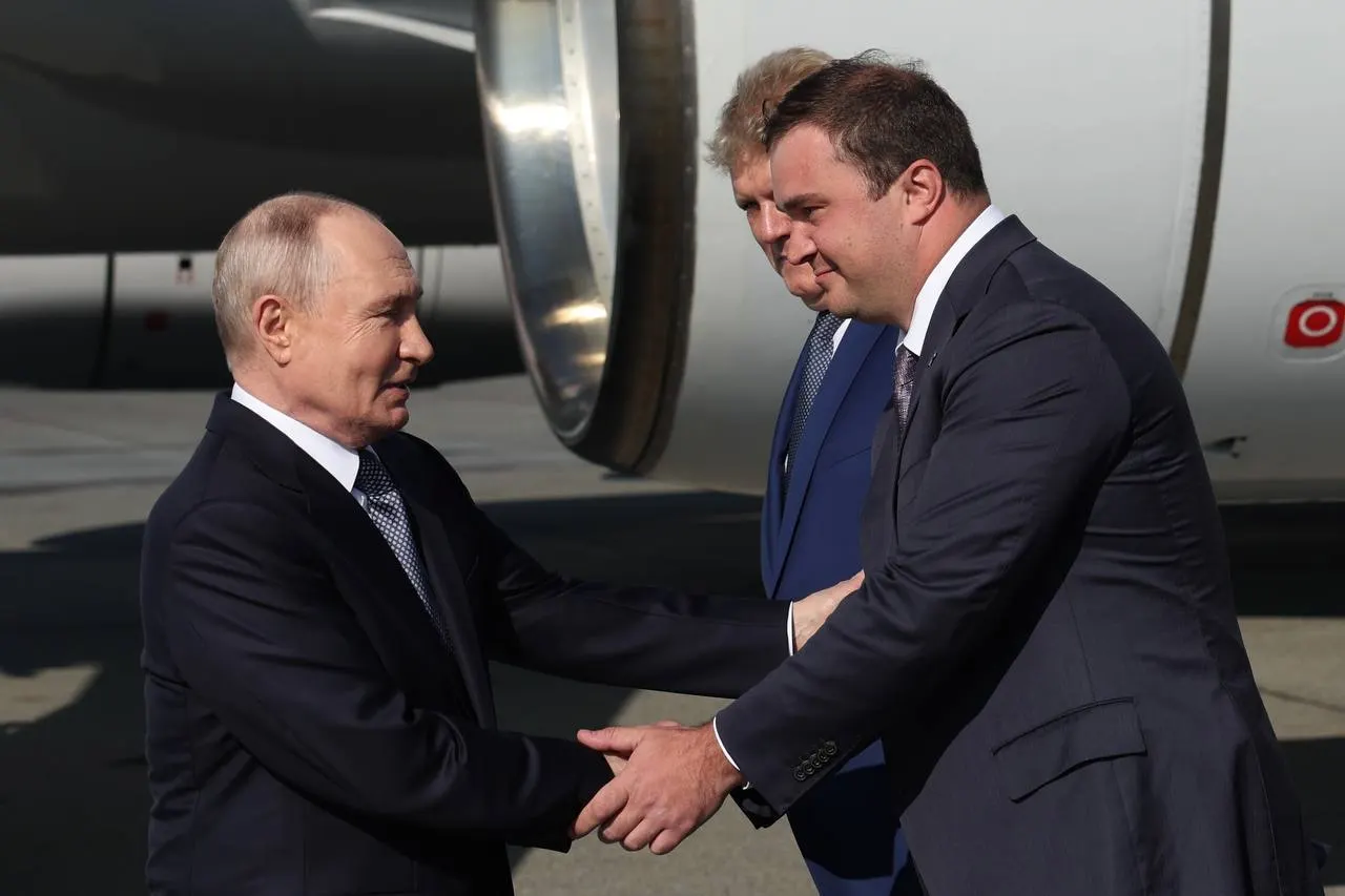 Президент прибыл в Омск для участия в XXII Форуме межрегионального сотрудничества России и Казахстана; ключевое событие визита — встреча с президентом Казахстана Касым-Жомартом Токаевым.