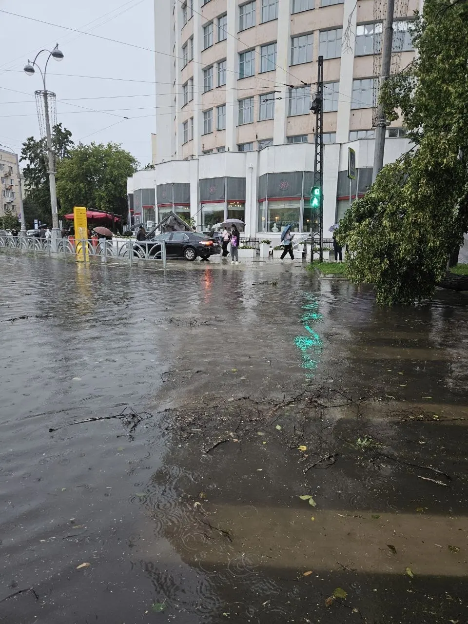 Сильный ливень и порывистый ветер в центре города повалили деревья и повредили контактную сеть — из‑за этого остановлено движение ряда трамваев и задержаны троллейбусы.