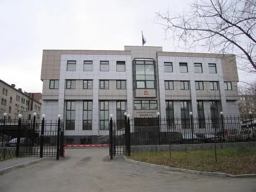 В гарнизонном и окружном военных судах Екатеринбурга с мая ограничили доступ на слушания по делам военнослужащих: заседания переводят в закрытый режим под предлогом служебной тайны и повышенной террористической опасности.