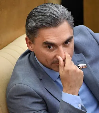 Депутат заявил, что мессенджер может продолжить работу в РФ при открытии представительства, локализации данных и сотрудничестве со спецслужбами; россиянам рекомендовали воздержаться от финансовых операций внутри платформы. ФСБ предъявила Дурову заочное обвинение в содействии терроризму.
