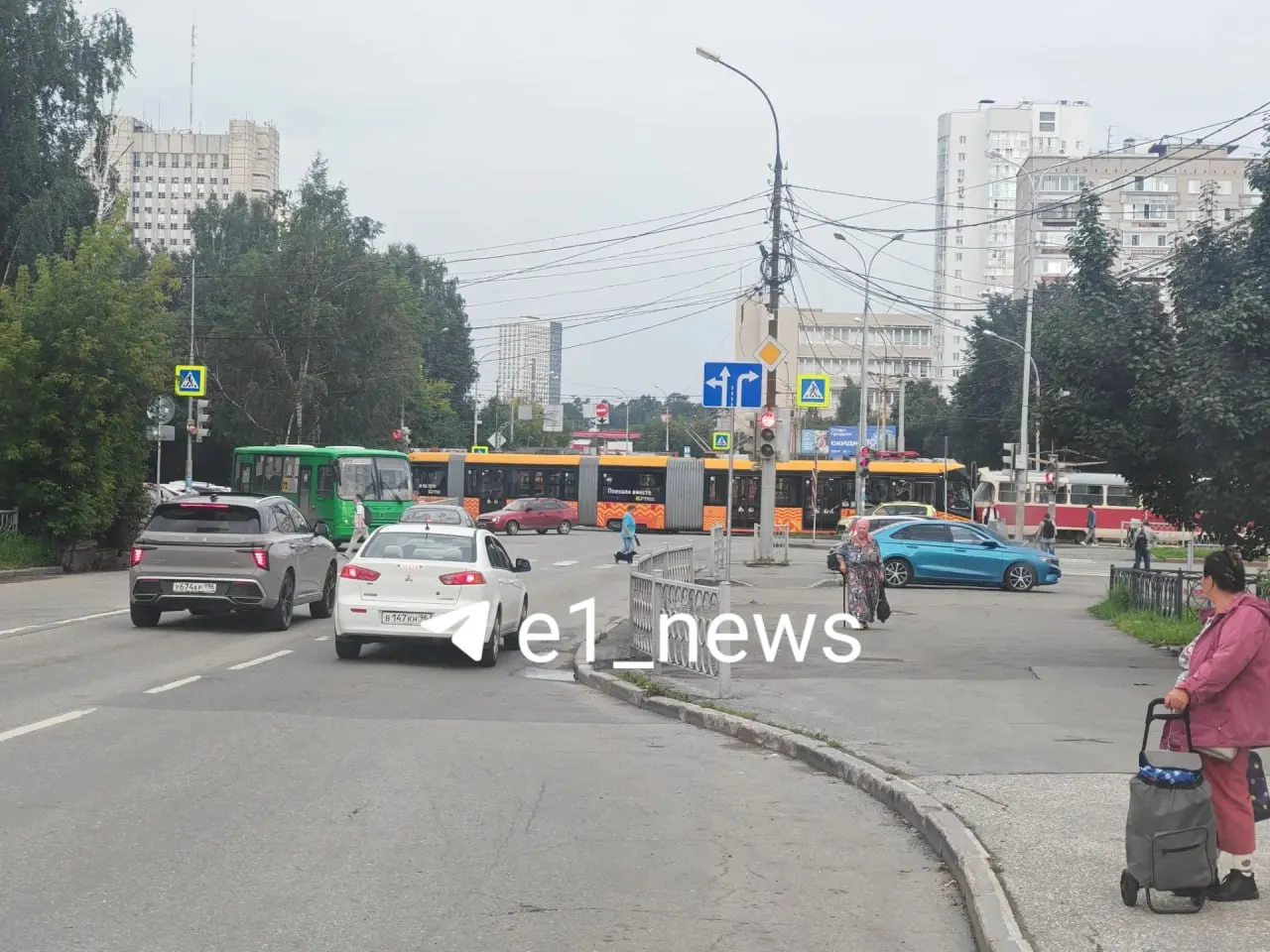 Утром у 40-й больницы на улице Волгоградской один вагон сошёл с рельсов. Трамваи встали, пассажиров просят выбирать другие виды транспорта.