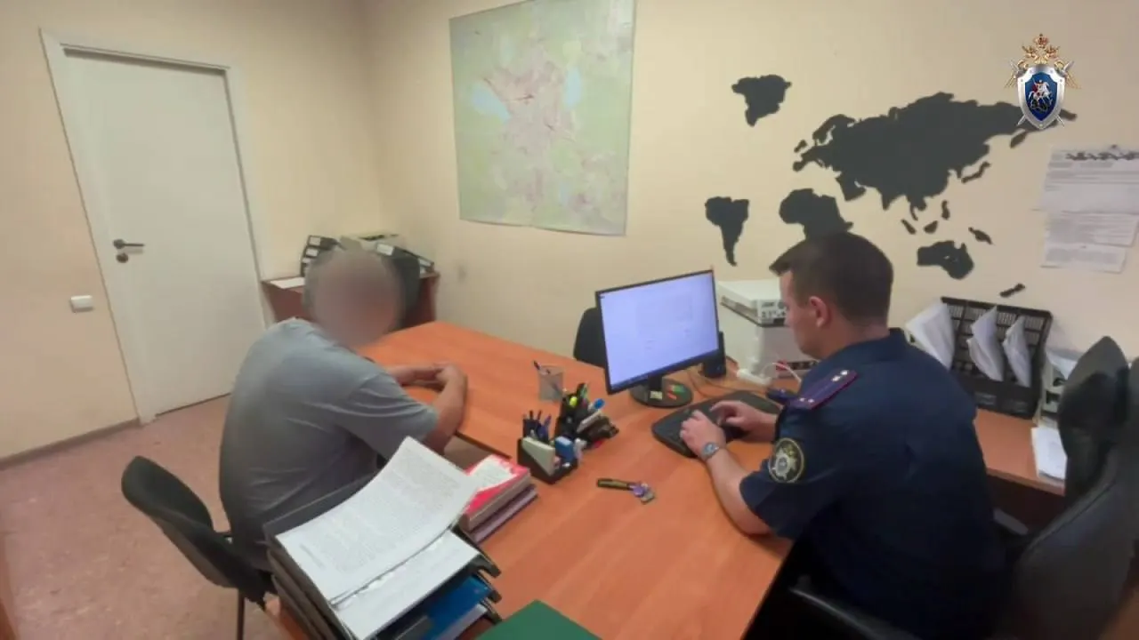 Следственный комитет предъявил обвинение 39‑летнему мужчине в групповом хулиганстве — ему грозит до семи лет лишения свободы. Ранее по делу уже задержали ещё одного участника.
