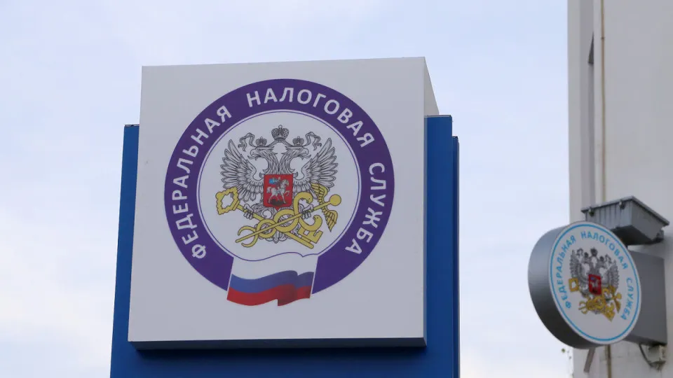 ФНС рассылает запросы трудоспособным и безработным, совершившим крупные покупки без видимых доходов. Мера связана с дефицитом бюджета и ростом «серых» расчетов и наличного обращения.