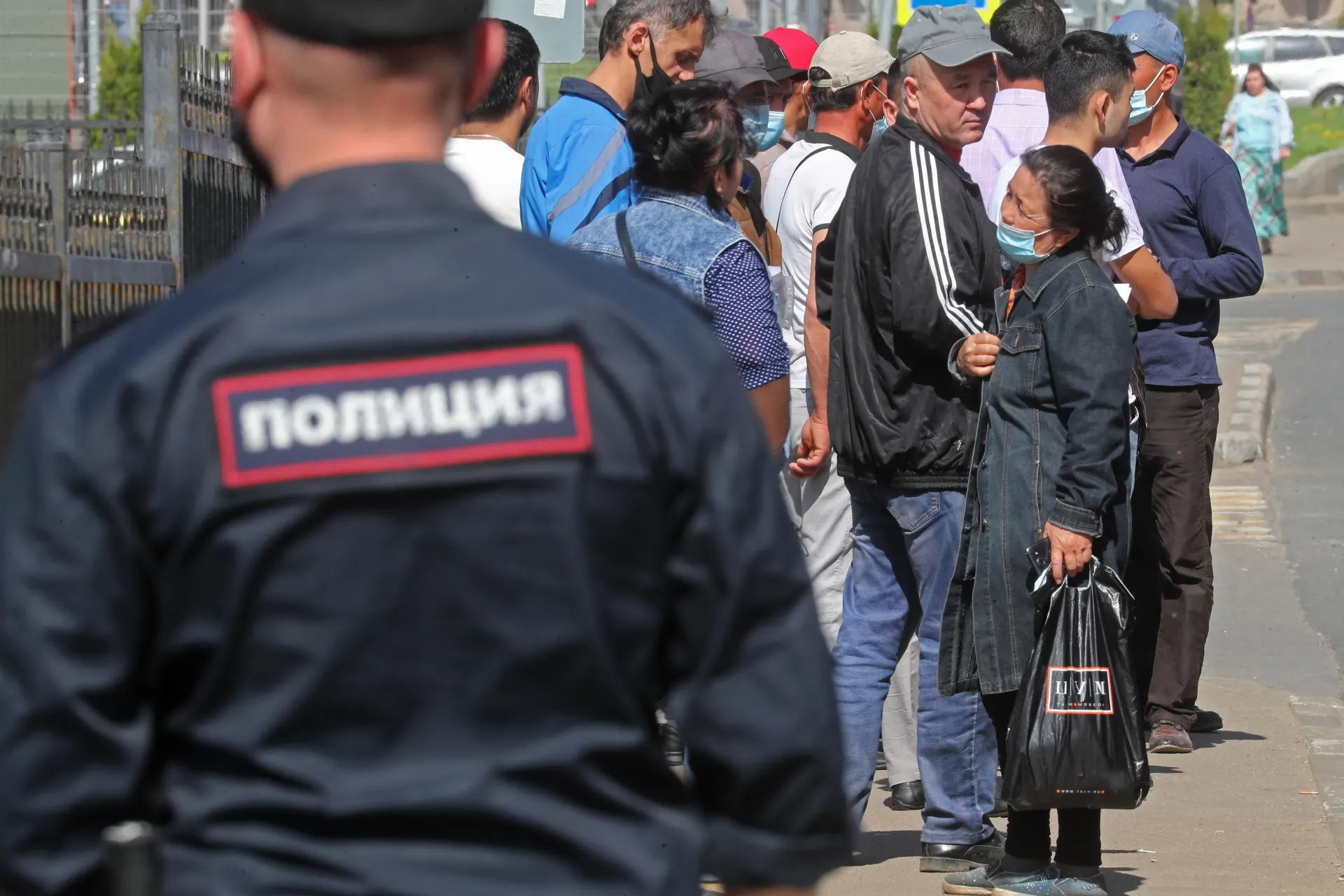 Ко второму чтению в Госдуме внесены поправки, которые расширяют перечень правонарушений, при которых депортация иностранца будет обязательной, в том числе за неповиновение требованиям пограничника и за дискриминацию.