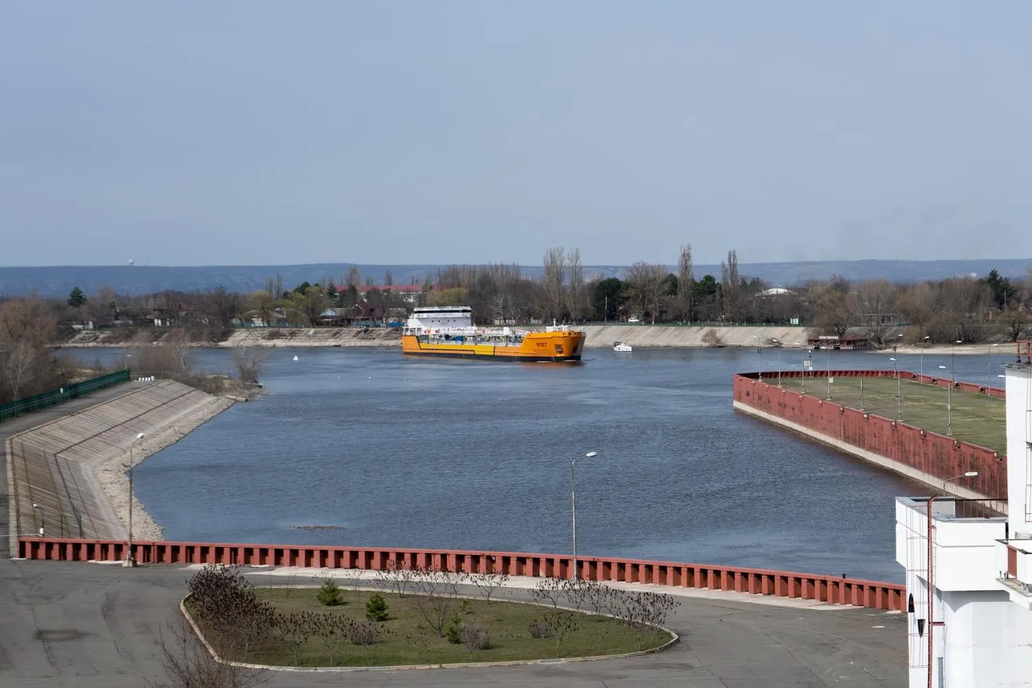 Из‑за ударов беспилотников по судам в Азовском море временно закрыт Азово‑Донской морской канал. Остановка движения может затронуть значительную часть российского экспорта пшеницы и осложнить поставки топлива в Крым.