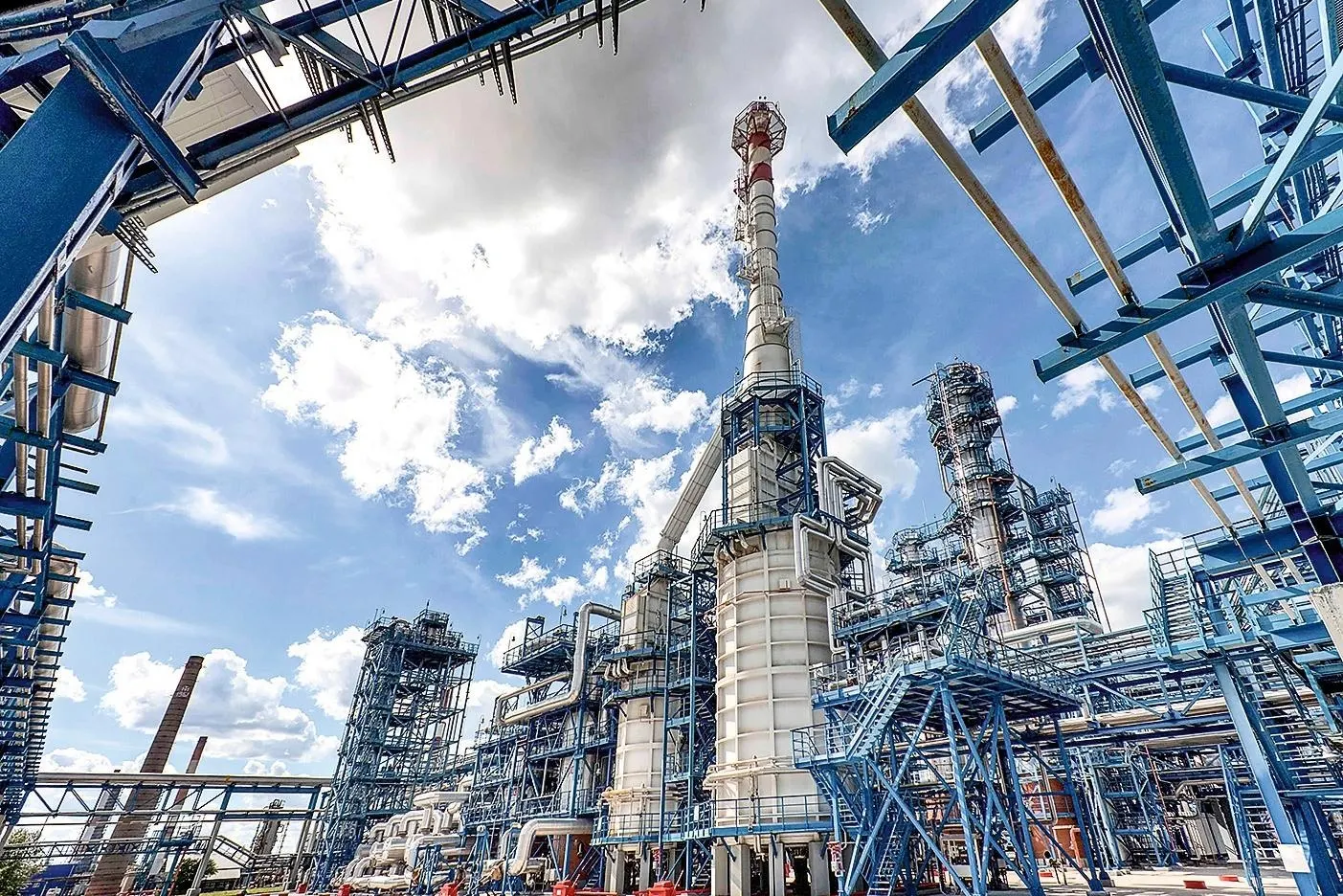 В июне выплаты нефтепереработчикам выросли более чем в шесть раз — власти стимулируют удержание топлива внутри страны на фоне перебоев в судоходстве и ударов по НПЗ.