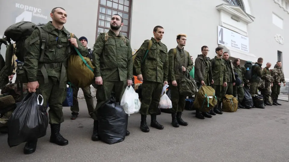 На крупных сайтах вакансий зафиксирован резкий рост предложений для кадров по воинскому учёту и мобподготовке — более 2,5 тыс. объявлений, значительная часть из которых появилась за последнюю неделю. Вакансии публикуют госструктуры и крупные компании; зарплаты — от 15 до 150 тыс. руб.