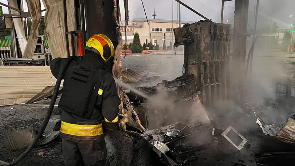 В ночь на 1 июля удары беспилотников повредили автозаправки в Днепропетровской области — есть жертвы и пострадавшие. Одновременно в России наблюдается резкое падение производства бензина, повлекшее дефицит и рост цен; власти начали экстренный импорт топлива.