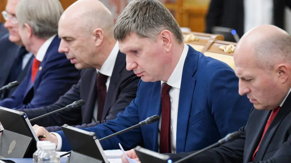 По итогам января–мая 2026 года ВВП России вырос всего на 0,2%. Промышленность и инвестиции демонстрируют стагнацию, регионы расходятся в динамике, а падение цен на нефть и проблемы НПЗ усиливают риски для бюджета и инфляции.