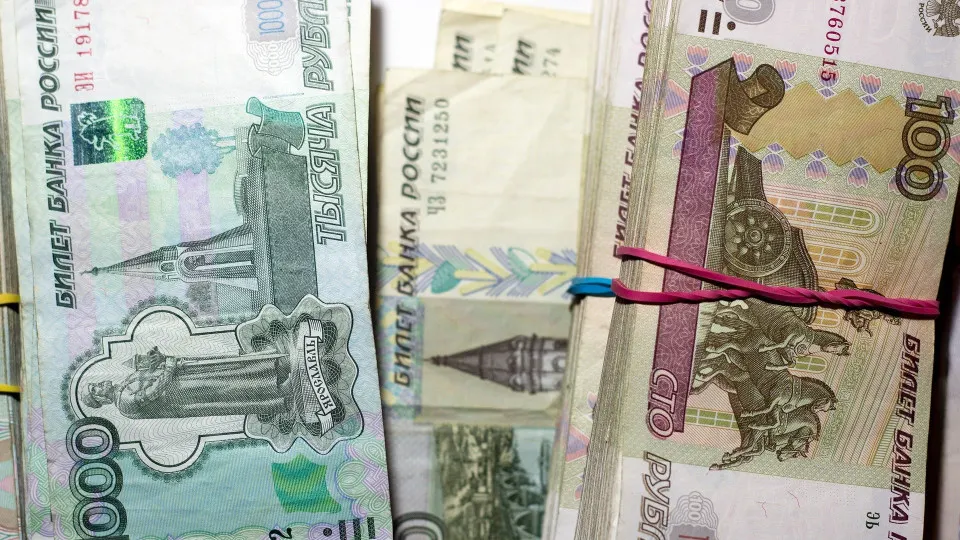 С начала июля население и компании активнее переводят средства в наличные: с 1 по 16 июля в обращение добавили 513 млрд рублей. Банки наращивают заём у Центробанка, а доля проблемных кредитов превышает 11% — это повышает риски для устойчивости банковской системы.