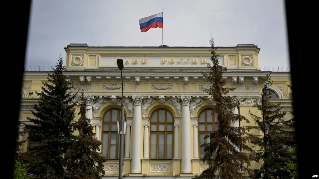 ЦБ расширил перечень криптоактивов, обращение которых разрешено на биржах. Неквалифицированные инвесторы смогут покупать до 300 тысяч рублей в год через брокеров и обменники; квалифицированные инвесторы — без ограничений. Закон о цифровых валютах вступит в силу 1 сентября 2026 года.