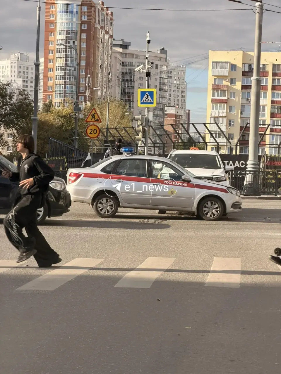 На перекрёстке Репина и Мельникова в Екатеринбурге произошло столкновение между такси и служебной машиной Росгвардии; пострадавших нет.
