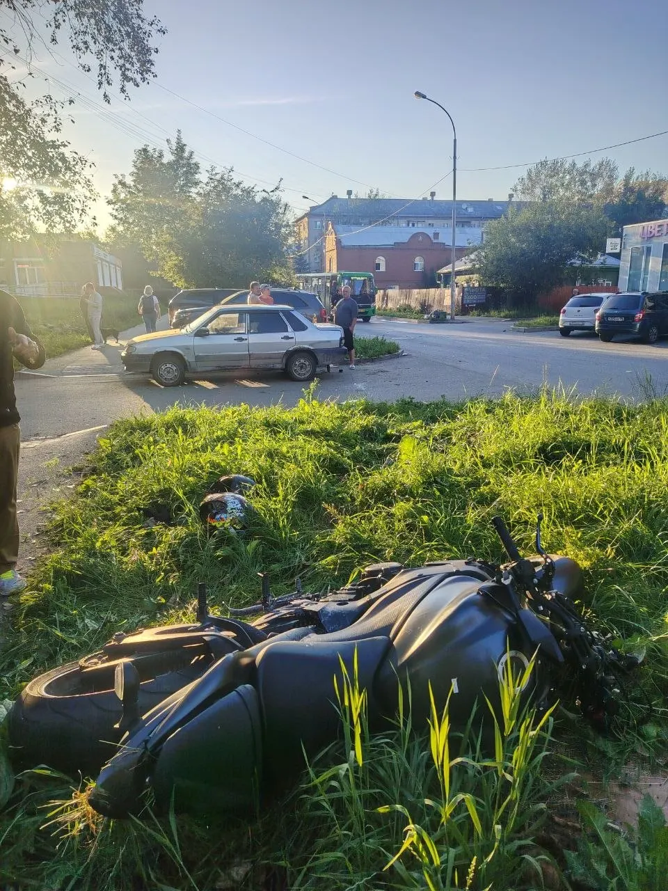 Пока не известно состояние пострадавшего пешехода и мотоциклиста; на месте работают сотрудники ГИБДД и устанавливают обстоятельства.