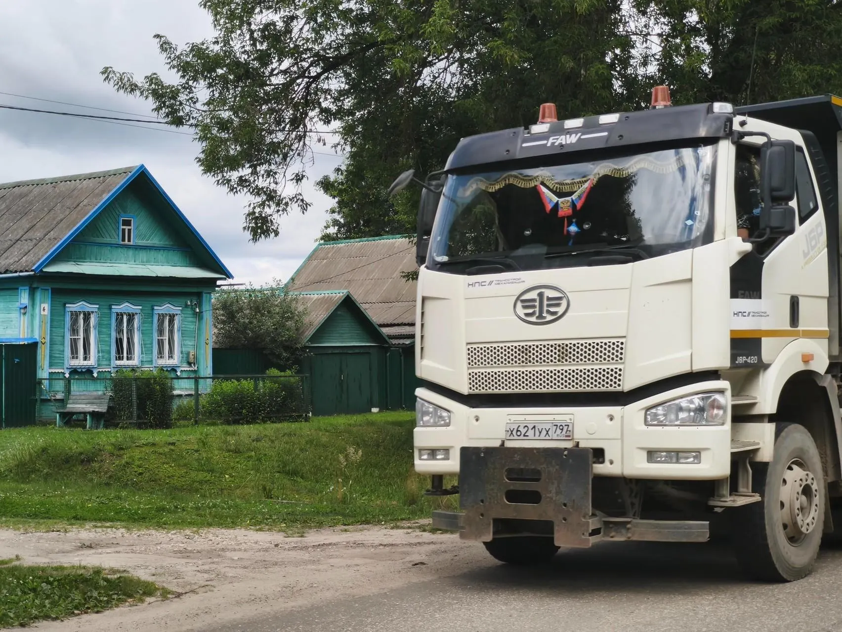 Жители деревень лишились жилья, часть уклоняется от грузовиков и готовится к соседству с поездами.
