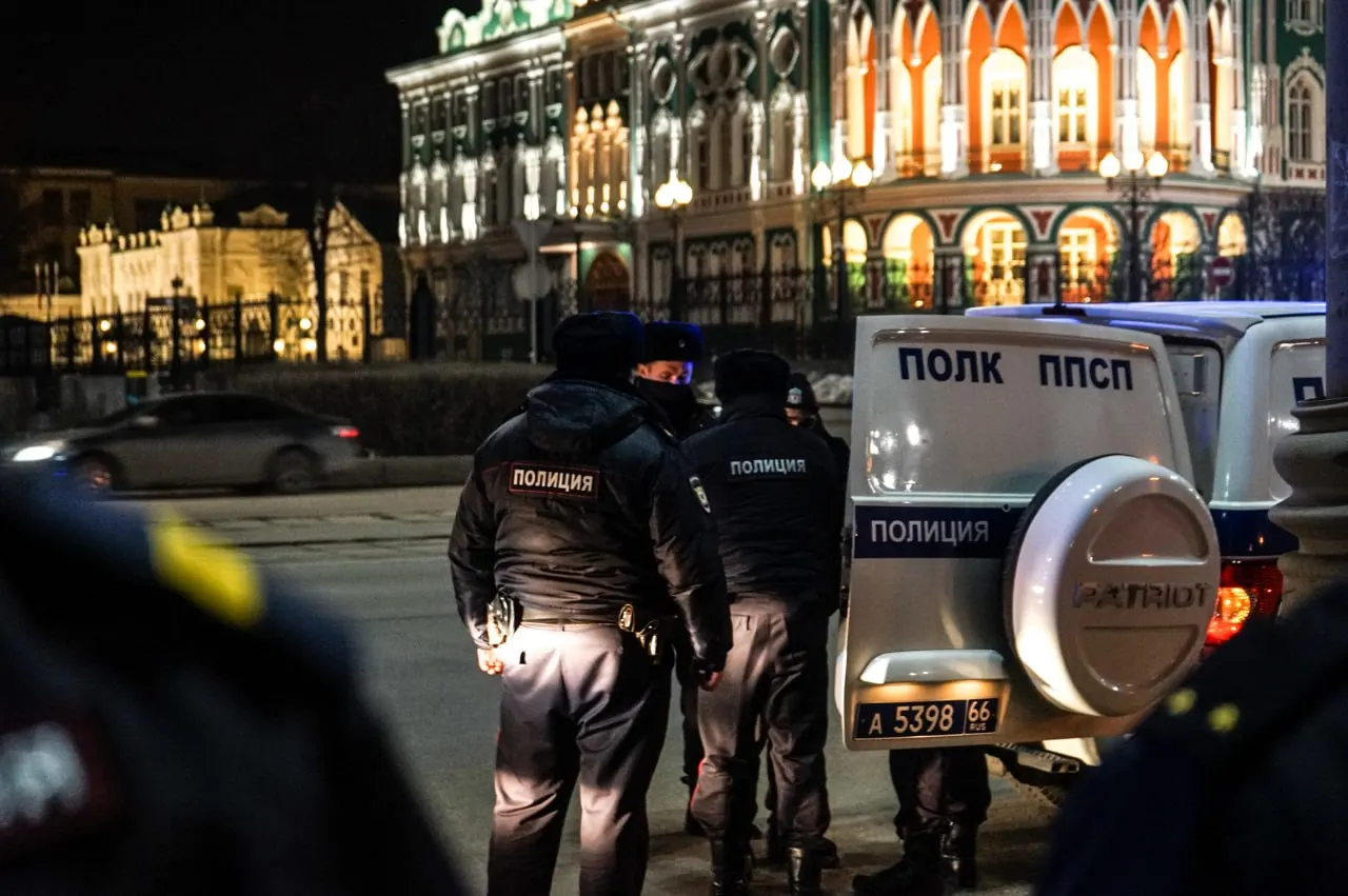 После обращения жителя Екатеринбурга начата проверка действий отдела полиции №5; пострадавшая получила тяжелые травмы и госпитализирована.