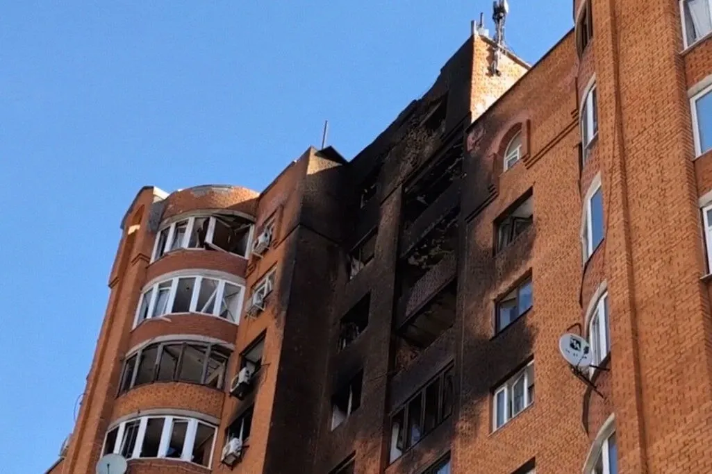 В ряде регионов фиксируются задержки и отказ в выплатах за жильё и имущество после атак беспилотников; ситуация осложняется различиями между регионами и отсутствием единого порядка компенсаций.