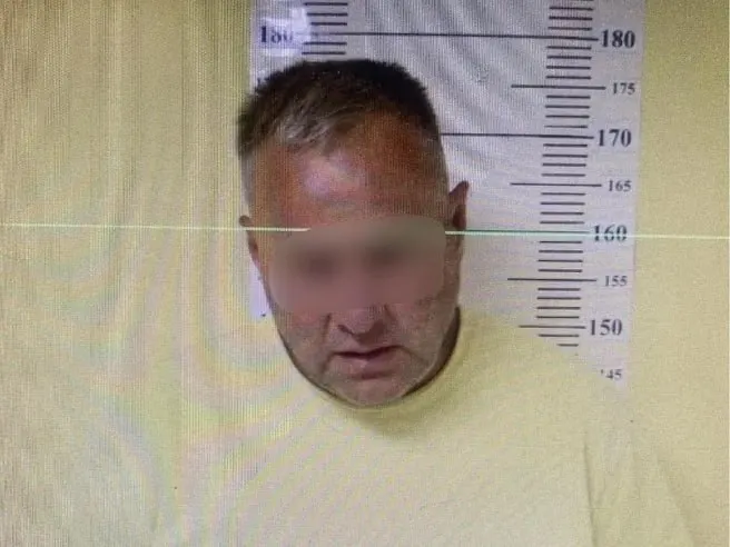 Житель Екатеринбурга выпил в кафе аэропорта перед вылетом в Сочи и не смог попасть на борт, после чего устроил скандал. Задержан и помещён в спецприёмник за мелкое хулиганство.