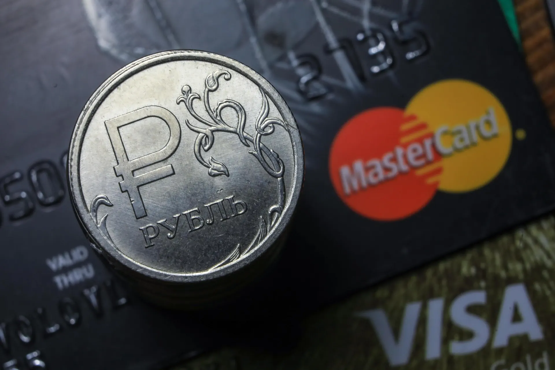 Пользователи сталкиваются с сбоями при оплате картами Visa и Mastercard и через систему быстрых платежей. Разбираемся в причинах и даём практические рекомендации.