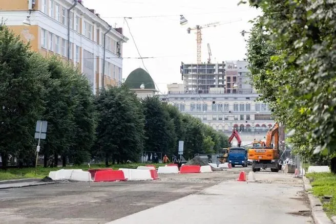 После реконструкции движение возобновлено на участке от Ленина до Малышева: уложен новый асфальт, обновлена разметка и сняты временные запреты.