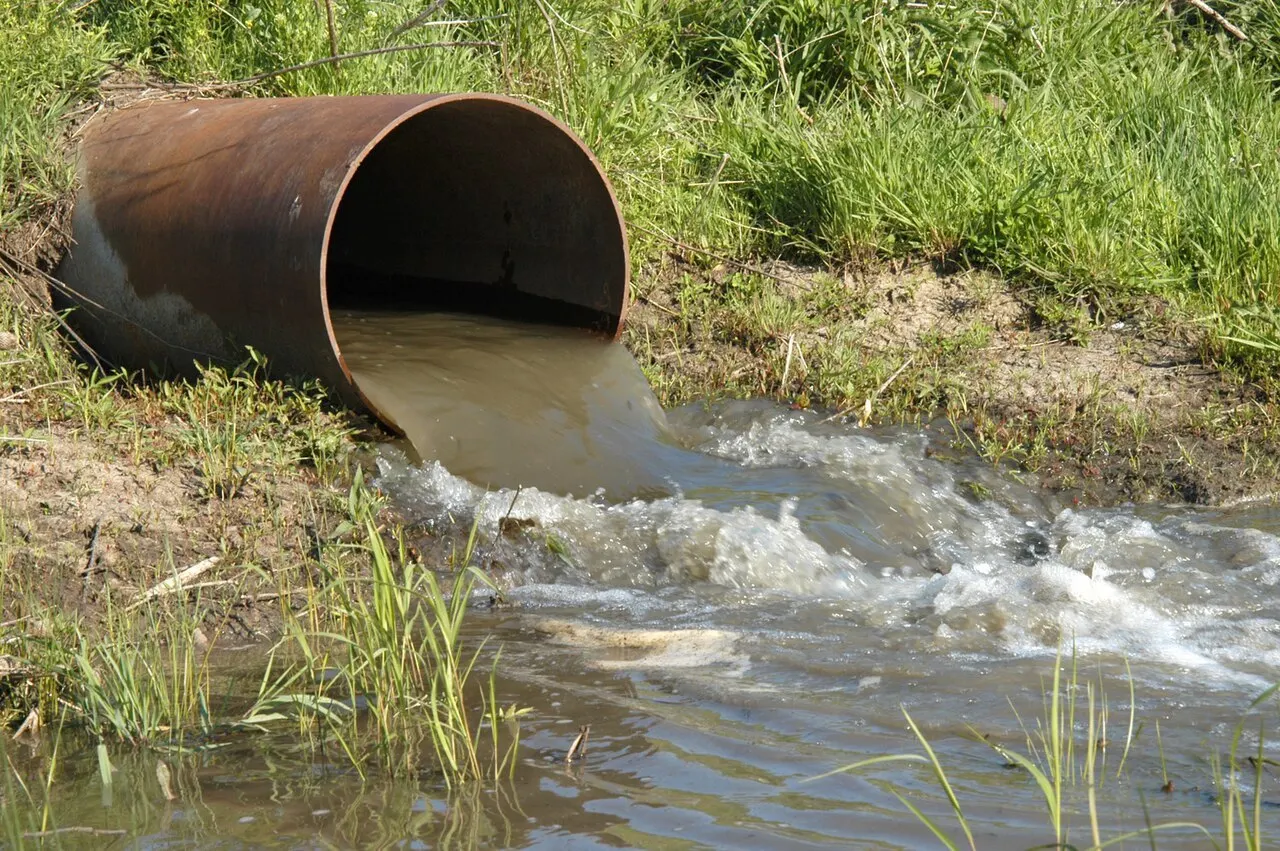 Инициатива предусматривает освобождение водоканалов от уплаты платы за вред природе при сбросе сточных вод, если предприятия реализуют собственные экологические программы. Идею поддерживают корректировки со стороны профильных ведомств, однако Счетная палата указывает на несоответствия действующему законодательству.