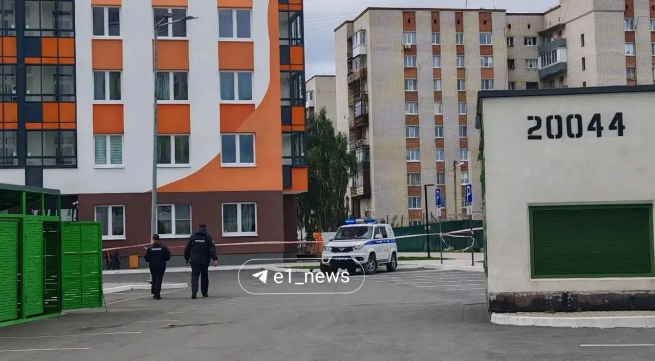На Вторчермете, Екатеринбург, произошел пожар в жилом доме. Жильцов эвакуировали, на месте работают спасатели и проводится осмотр.