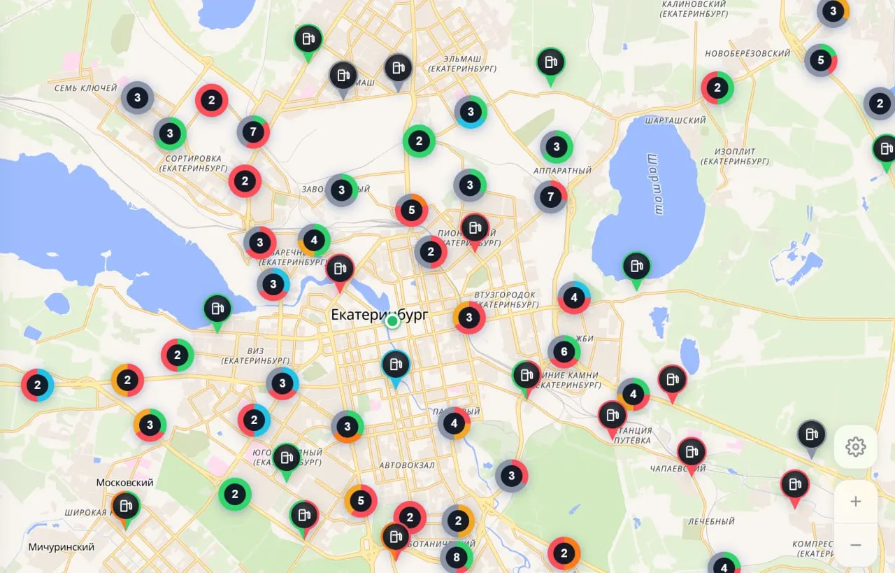 На АЗС Екатеринбурга продолжаются очереди и нехватка бензина, что объясняют логистикой и ограничением отпускного объёма топлива.