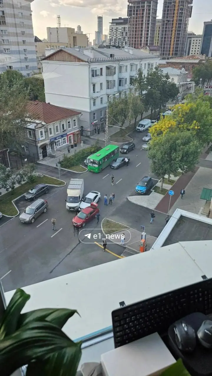 Mercedes столкнулся с Газелью, после чего автомобили Hyundai и Kia получили повреждения; движение затруднено.