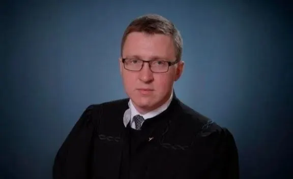 Верховный суд отклонил иск об увольнении на восстановление; речь идёт о перечислении средств в Фонд Ройзмана и политической деятельности, несовместимой со статусом судьи.