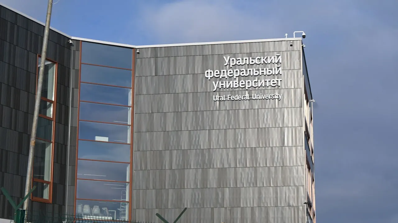 Студент УрФУ не смог попасть в общежитие после каникул: охрана заблокировала пропуск, ситуацию связывают с планами на Всемирный фестиваль молодежи.