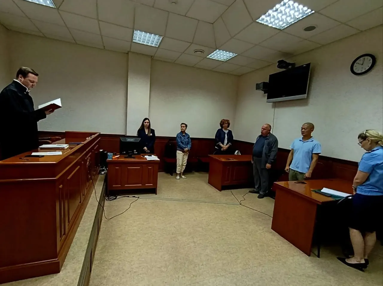 Суд запретил бывшему начальнику СИЗО-1 Екатеринбург, его заместителю и начальнику отделения дежурной смены на год занимать административные должности в системе ФСИН; дело о халатности связано с побегом двух заключённых.