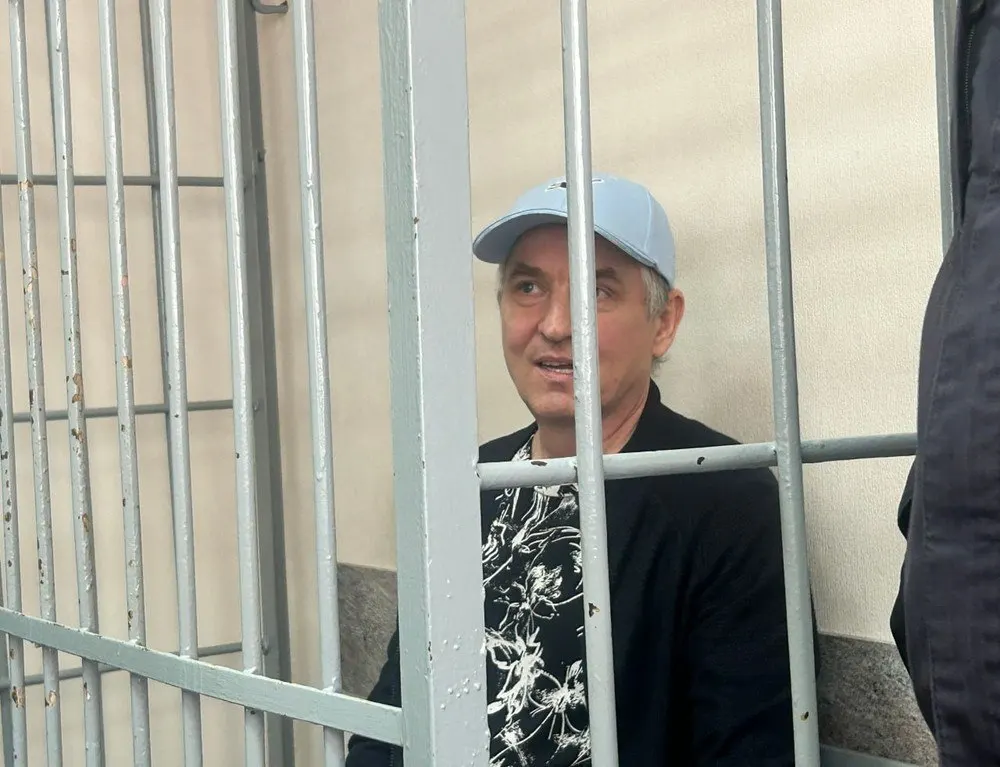Суд признал незаконными действия администрации СИЗО-1 в Екатеринбурге и присудил правозащитнику компенсацию морального вреда в размере 1000 рублей.