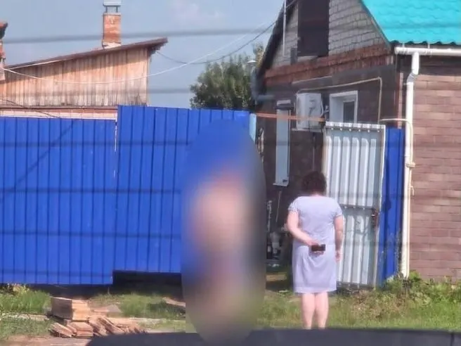 Долг по алиментам — около 900 тысяч рублей. Мужчина пригласил в гости незнакомку, которая оказалась судебным приставом; за это ему назначен 10 суток ареста.