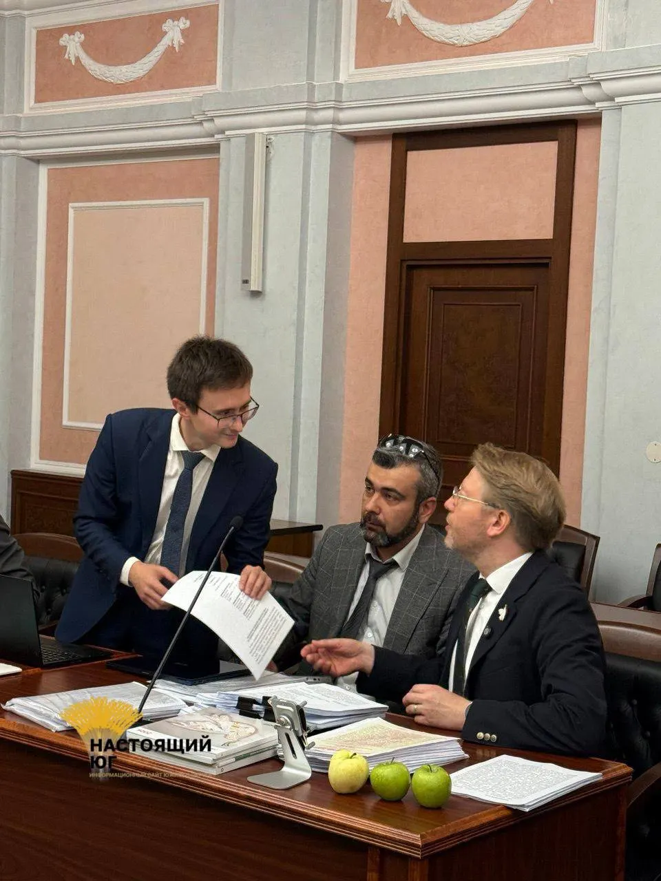 На заседании Верховного суда представитель избиркома сообщил, что «Яблоко» нарушило закон о предвыборной агитации и авторских правах, в том числе по спорной цитате из интервью.
