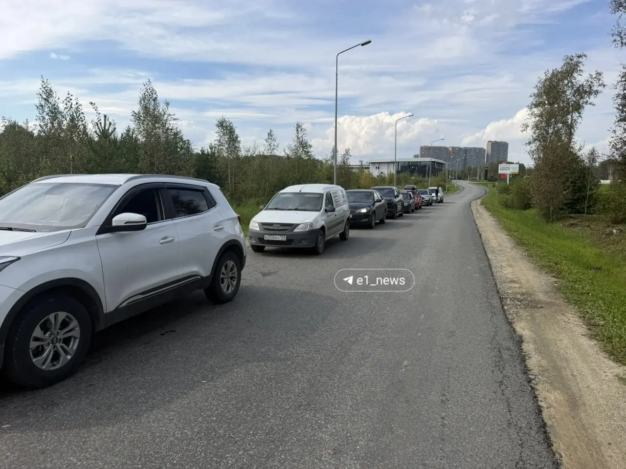 Ситуация на заправке у Кольцово: топлива почти нет, водители ждут, очереди растут.