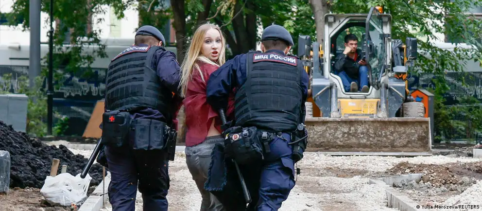 Перед Верховным судом Москвы задержаны десятки протестующих; у задержанных изъяты телефоны; часть задержанных оказались несовершеннолетними; участники акции требовали восстановления регистрации списка «Яблока» на выборах.