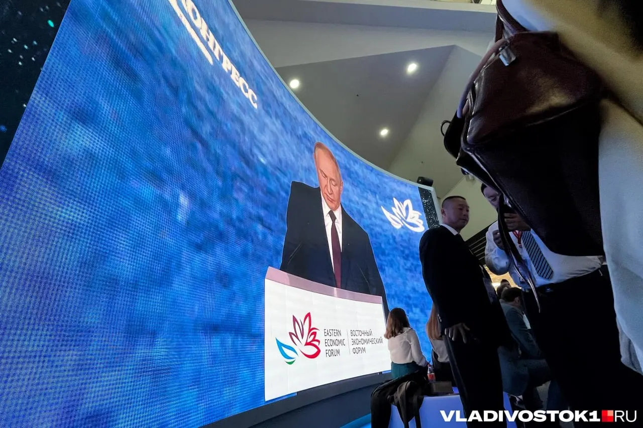 Президент России прибудет во Владивосток 2–3 сентября 2026 года для участия во ВЭФ‑2026, где проведет совещания по развитию Дальнего Востока, откроет новые предприятия и примет участие в пленарном заседании.
