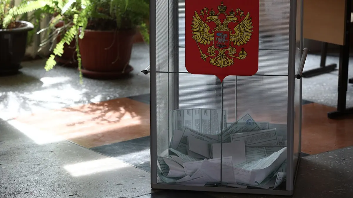 В восьми регионах идут прямые выборы губернаторов; муниципальный фильтр продолжает влиять на регистрацию кандидатов и на участие партий.