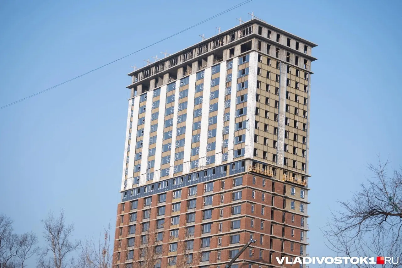 Екатеринбургский застройщик из группы Проспект Групп приобрёл три фирмы-застройщика у приморской компании через якутскую структуру Айар Капитал; названы бенефициары и структура владения.