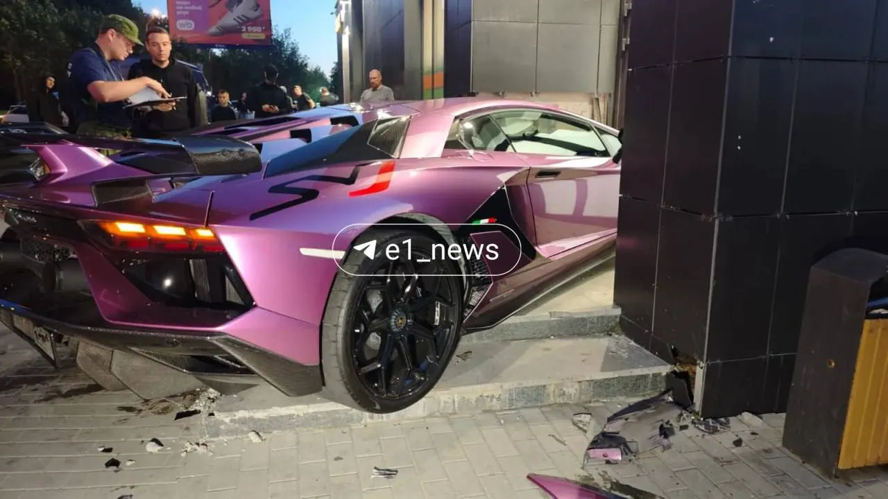 На улице Отрадной, 1 произошла авария с участием Lamborghini; по предварительным данным, есть пострадавший; автомобиль, как сообщается, принадлежал уральскому миллиардеру Игорю Алтушкину; стоимость машины оценивается в 30–35 млн рублей.