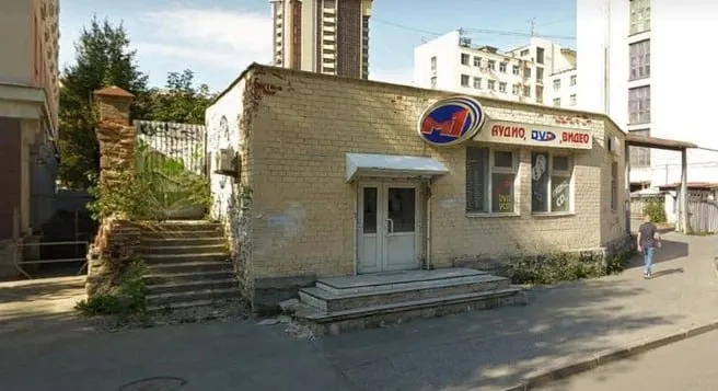 На Мамина-Сибиряка в Екатеринбурге снесут старый торговый пункт, где продавали DVD и MP3. Рядом — памятники архитектуры; перед демонтажем проведена экспертиза.