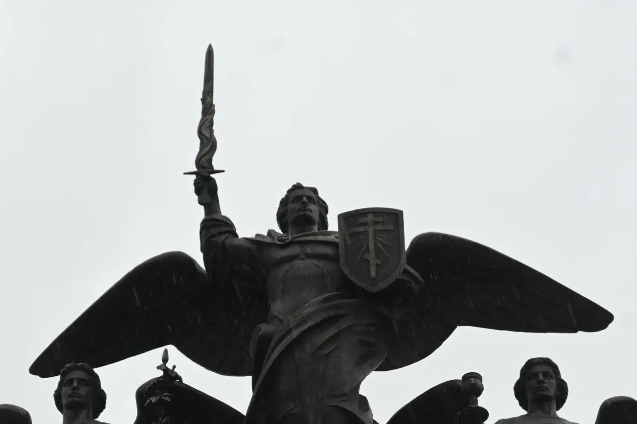 В Визовском микрорайоне установлен бронзовый монумент высотой 16 метров с фигурой Архангела Михаила и семью архангелами; памятник освятил митрополит Екатеринбургский и Верхотурский Евгений.