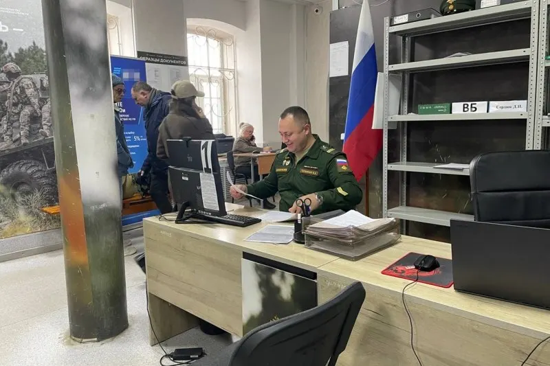 Официальные лица заявили об отсутствии планов мобилизации и указали на рост числа контрактников; эксперты говорят, что слухи используются как давление на общество.
