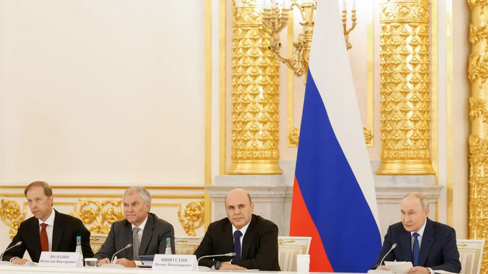 Президент призывает усилить взаимодействие государства и бизнеса для трудоустройства участников боевых действий после возвращения с фронта; обсуждаются меры и ответственность за нарушения.