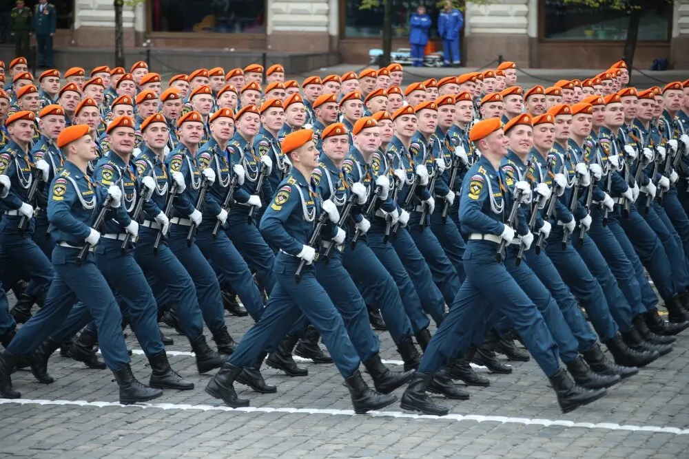 Законопроект позволяет спасателям применять физическую силу и огнестрельное оружие в рамках выполнения служебных задач для защиты жизни граждан и задержания угроз, с ограничениями. Правительство планирует доработать документ; речь идет о Военно-спасательных формированиях МЧС, числящихся примерно 7,9 тысячами человек.