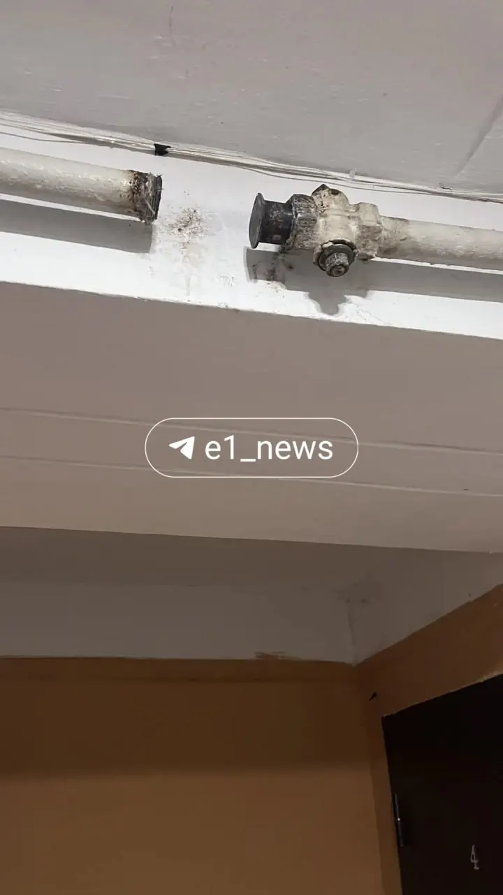 Жильцы дома №36 на улице Олега Кошевого уже месяц остаются без газоснабжения. Причина — конфликт в квартире: соседка заявила, что её сожитель угрожает взорвать дом; газовщики перекрыли стояк ради безопасности.