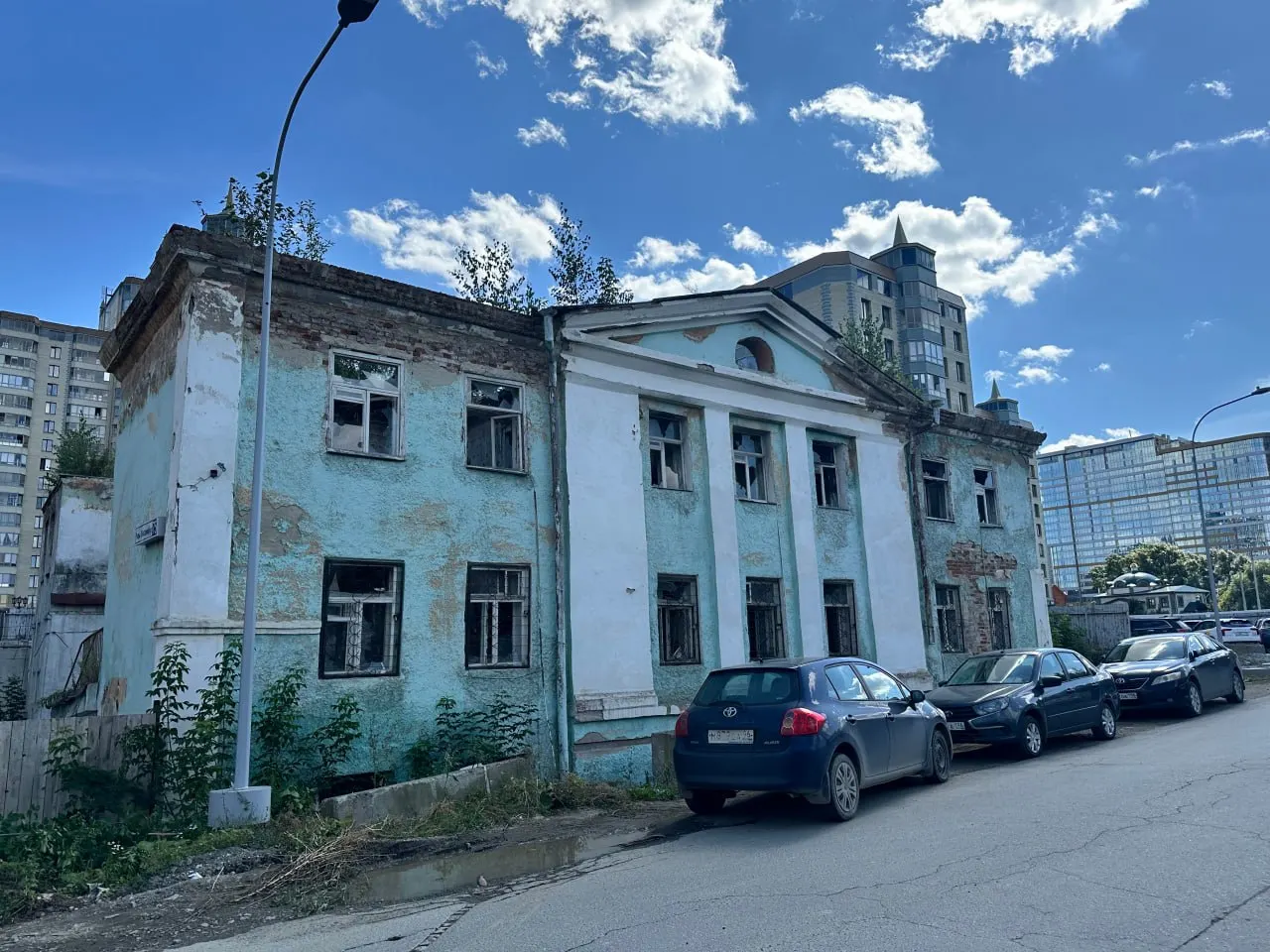 На встрече перед судебным заседанием прихожане заявили о намерении сохранить храм и не отдавать его застройщику; спор касается передачи участка и компенсации.